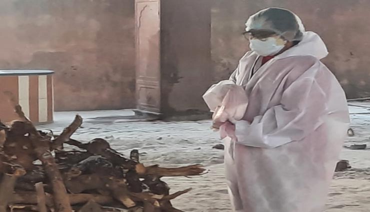 भीलवाड़ा : बेटी ने निभाया पिता के प्रति कर्तव्य, पीपीई किट पहनकर दी चिता को मुखाग्नि