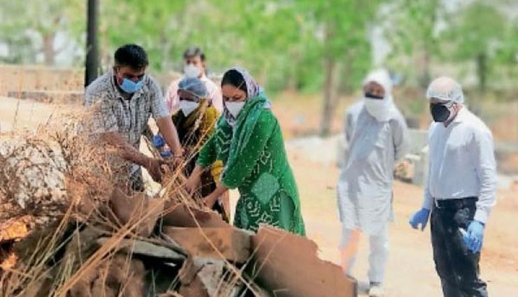 अलवर : मां की कोरोना से मौत के 16 दिन बाद ही पिता ने भी गंवाई जान, बेटी ने दी चिता को आग, हर शख्स की फूटी रूलाई 