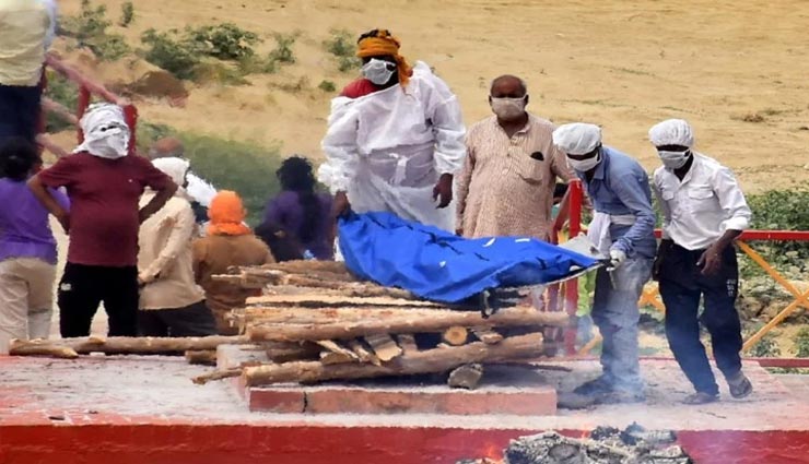 गोरखपुर : अभिशाप बनता जा रहा कोरोना, बूढे बाप ने कंधे पर उठाई दो जवान बेटों की अर्थी