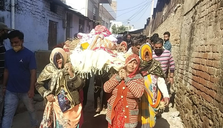 95 साल की उम्र के पिता की अर्थी को 7 बेटियों ने दिया कंधा, भर आई सभी की आंखें 