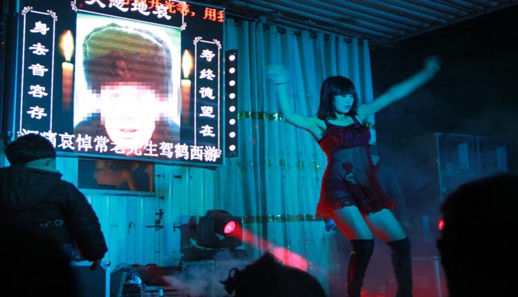 यहाँ मौत पर किया जाता है लड़कियों द्वारा अश्लील नृत्य, कारण हैरान कर देने वाला