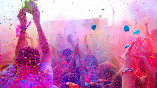 Holi Special 2019: दिवाली की तरह होली पर भी करें खरीददारी, घोले अपनी स्टाइल का रंग funky things for holi,holi shopping tips