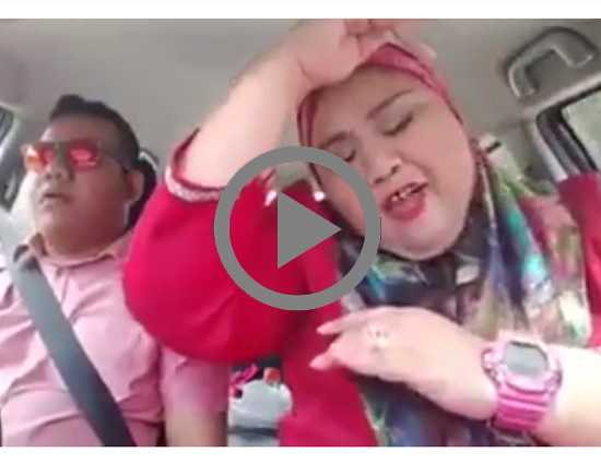 FUNNY VIDEO Get Ready To Laugh, Women Dancing on Bole Chudiyan in Car -  