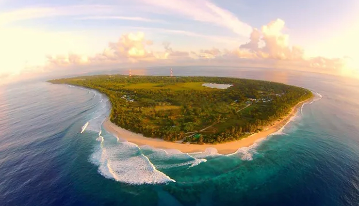 maldives,tourist places,must-visit,travel destinations,maldives attractions,maldives islands,maldives beaches,maldives resorts,maldives vacation,maldives travel guide