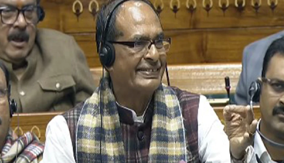 लोकसभा में भारी विवाद के बीच G RAM G बिल पास, विपक्ष ने कागज फाड़कर किया विरोध