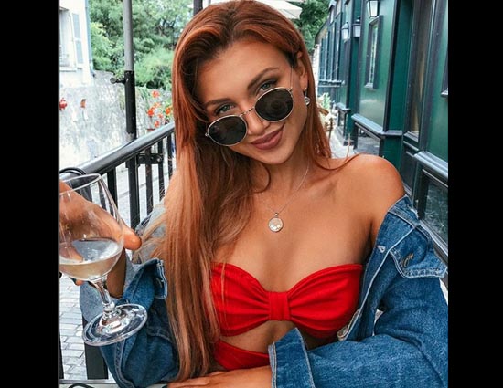 SHOCKING Australian Model Who Earns Millions of Rupees With Its Glamorous Selfies