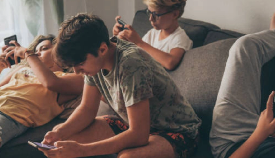 नींद की कमी... स्ट्रेस की अधिकता और स्क्रीन की लत, क्या डिजिटल युग किशोरों को बना रहा है बीमार?