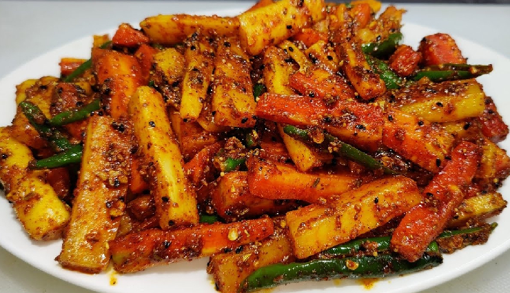 गाजर-मूली के जोड़ से बनता है शानदार अचार, पेट संबंधी समस्याओं को दूर करने में भी है मददगार #Recipe