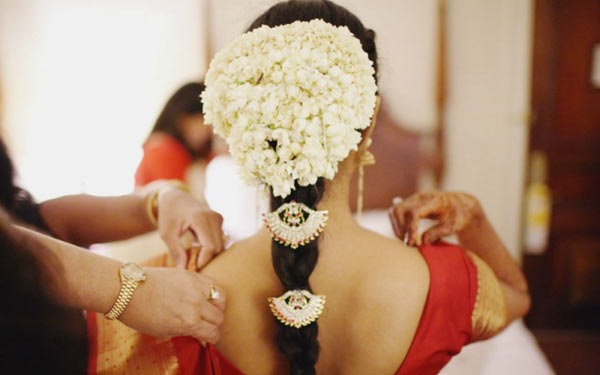 पार्टी में लगे COOL इन ट्रेंडिंग Hairstyle से hair styles,flower decoration in hairs,flowers accessories for hair,fashion tips,fashion trends