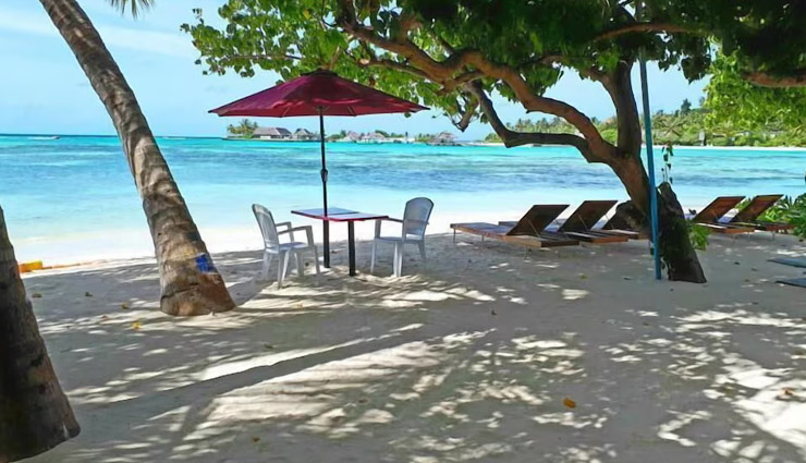 10 tourist attractions in maldives,must-visit places in maldives,top maldives tourist spots,popular islands in maldives,best beaches maldives,maldives honeymoon destinations,male atoll maldives,maldives snorkeling spots,vaadhoo island bioluminescence,rangali island luxury resorts,hanifaru bay marine life.