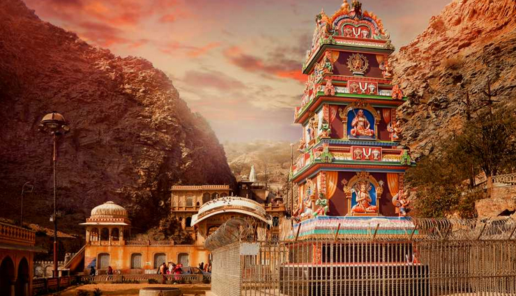 galtaji temple jaipur,monkey temple jaipur,facts about monkey temple galtaji jaipur,rajasthan,jaipur tourism