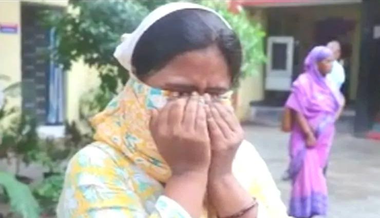 जुए में पत्नी को हार गया पति, दोस्तों ने कर डाली ये शर्मनाक हरकत