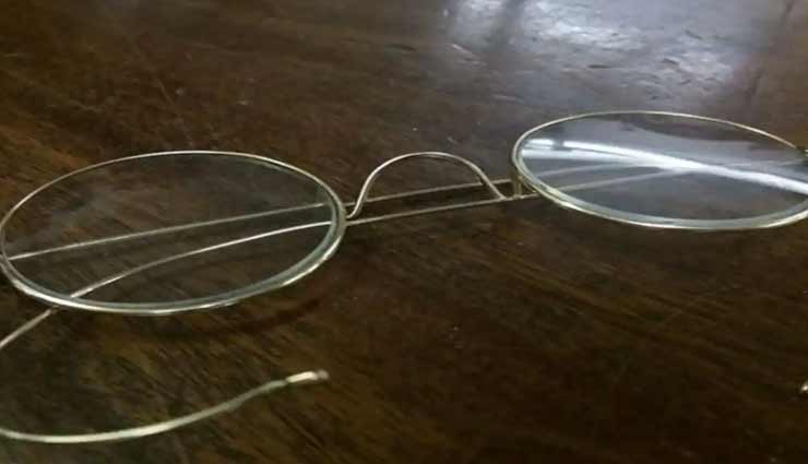 weird news,weird incident,mahatma gandhi,gandhis glasses,glasses of 255 lakh ,अनोखी खबर, अनोखा मामला, महात्मा गांधी, गांधी जी का चश्मा, चश्मे की नीलामी, 255 लाख का चश्मा 