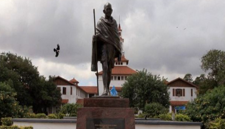 इस मुल्क में क्यों रातोंरात हटा दी गई गांधीजी की मूर्तियां!