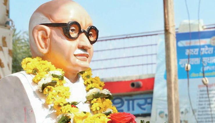 जल्दबाजी में कॉलेज में स्थापित किए गए 4 गांधी स्तंभ, चारों के चेहरे अलग, देखे तस्वीरें statue,eachother,colleges,government,gandhi,weird news,bizzare news