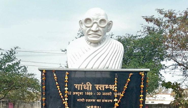 जल्दबाजी में कॉलेज में स्थापित किए गए 4 गांधी स्तंभ, चारों के चेहरे अलग, देखे तस्वीरें statue,eachother,colleges,government,gandhi,weird news,bizzare news
