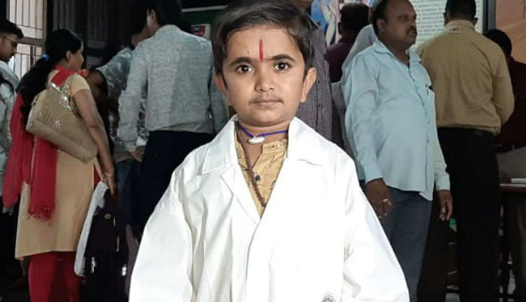 गुजरात : 3 फीट के गणेश को MBBS में मिला दाखिला, ऐसा रहा कॉलेज का पहला दिन