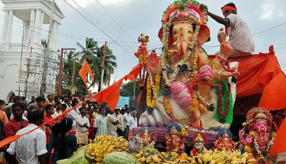 गणपति बप्पा आपके जीवन में सुख...अपने प्रियजनों को भेजें ये टॉप 10 शुभकामनाएं