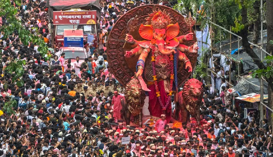 मुंबई में गणपति विसर्जन के दौरान हादसा, बिजली का तार मूर्ति को छू गया, एक की मौत और 5 घायल