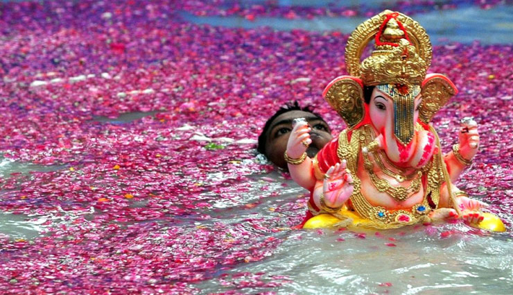 ganesh chaturthi 2018,lord ganesha idol is immersed in water,lord ganesha idol,ganesh visarjan