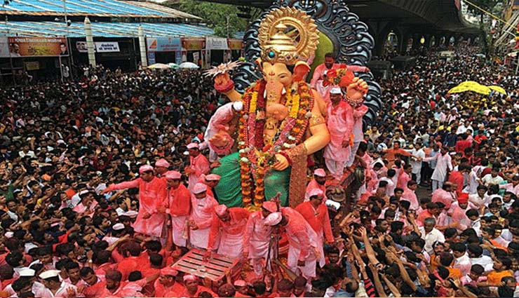 गणपति विसर्जन के दौरान खचाखच भरी सड़क पर बप्पा के भक्तों ने एंबुलेंस को यूं दिया रास्ता, वीडियो वायरल