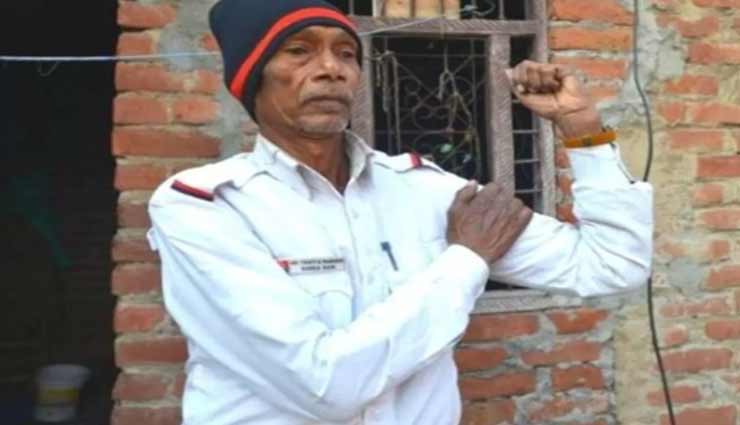 आखिर क्यों यह शख्स 32 सालों से बिना सैलरी के कर रहा ट्रैफिक ड्यूटी, दिल को छू लेगा कारण