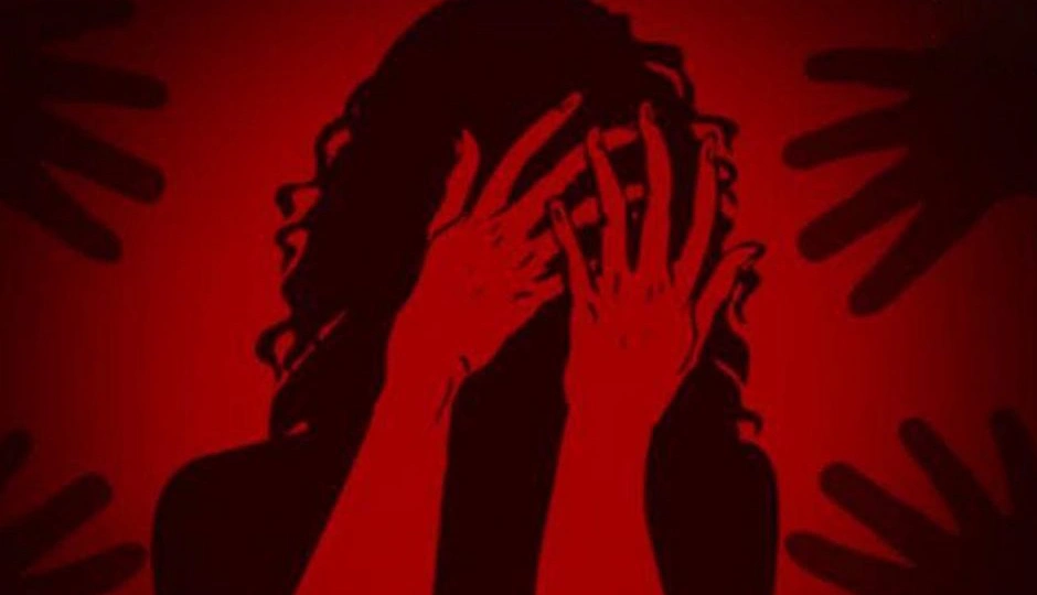 स्टेशन पर खड़ी ट्रेन के खाली डिब्बे में महिला से गैंगरेप, पटरियों पर फेंका, गुजरती ट्रेन से कटा पैर