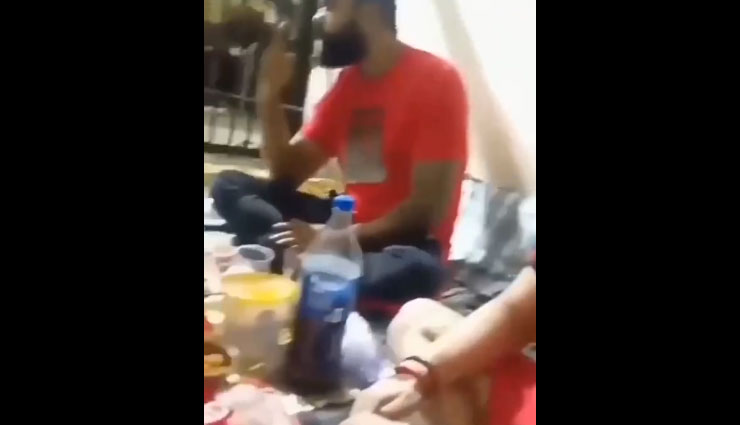 दिल्ली: पुलिस लॉक-अप में गैंगस्‍टर्स की हो रही मौज, जाम छलकाते और चिप्स खाते नजर आए, वीडियो वायरल 