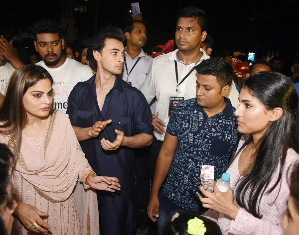 अर्पिता और आयुष के घर से विदा हुए गणपति बप्पा, सोहेल और यूलिया वंतूर समेत ये लोग आए नजर, तस्वीरे ganesh chaturthi 2018,Salman Khan,arpita khan,aayush sharma,ganpati bappa,ganesh puja