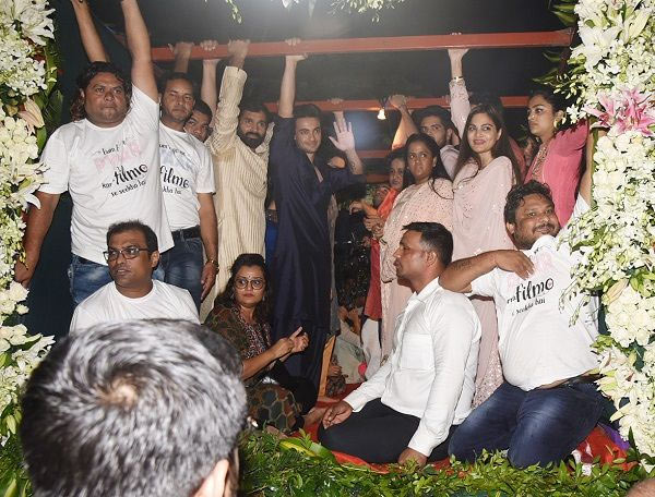 अर्पिता और आयुष के घर से विदा हुए गणपति बप्पा, सोहेल और यूलिया वंतूर समेत ये लोग आए नजर, तस्वीरे ganesh chaturthi 2018,Salman Khan,arpita khan,aayush sharma,ganpati bappa,ganesh puja