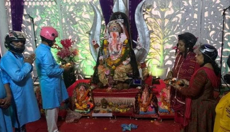 बप्पा के भक्तों को सता रहा है चालान का डर, हेलमेट पहन पहुंचे पंडाल