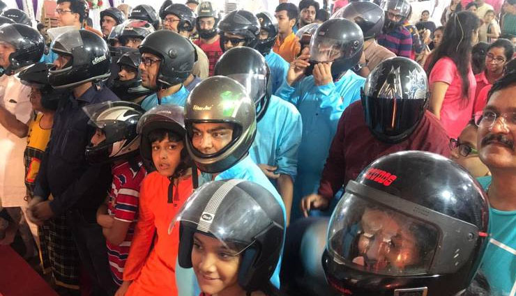 बप्पा के भक्तों को सता रहा है चालान का डर, हेलमेट पहन पहुंचे पंडाल challan,helmet,ganesh idols,idol immersion,gujarat,surat,traffic police,ganesh chaturthi,new motor vehicle act,news,news in hindi