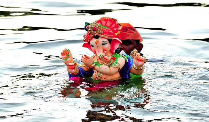 devotees immerse ganpati bappa early,homes get submerged under floodwater,mumbai,navi mumbai