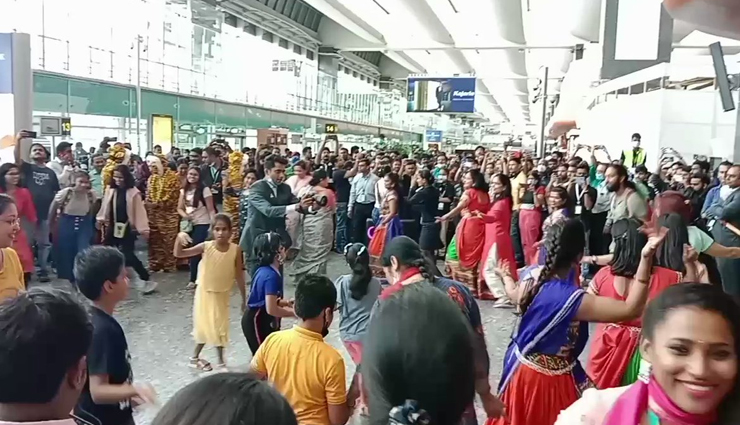 एयरपोर्ट तक पहुंची नवरात्रि की रौनक, यात्रियों ने जमकर किया गरबा, देखें VIDEO 