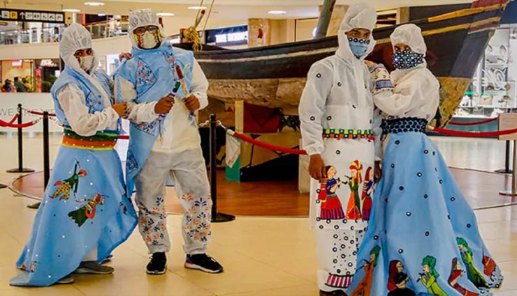 VIDEO : गरबा खेलने के लिए बना डाला अनोखा PPE किट, हर किसी को हैरान कर रहा यह तरीका