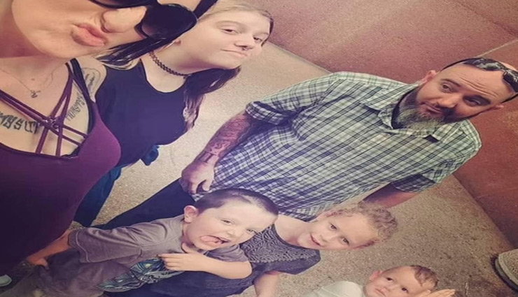 नौकरी छोड़ कूड़ा बीनने लगी 4 बच्चों की मां, इतने पैसे कमाए बन गई करोड़पति garbage,women,job,millionaire,weird news