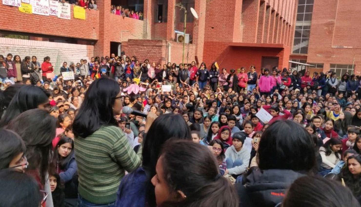 दिल्ली:  गार्गी कॉलेज में छात्राओं से छेड़छाड़ करने वालों पर एक्शन, 10 गिरफ्तार