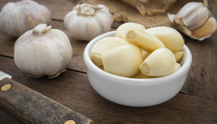 5 Health Benefits of Eating Raw Garlic Daily
