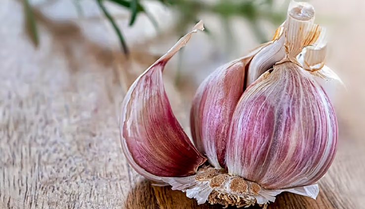 white-coated tongue,causes of white tongue,tongue health,oral hygiene tips,natural remedies for white tongue,dehydration tongue symptoms,oral thrush,dry mouth causes,how to clean tongue,pink healthy tongue,tongue infection signs,bacteria on tongue,home remedies white tongue