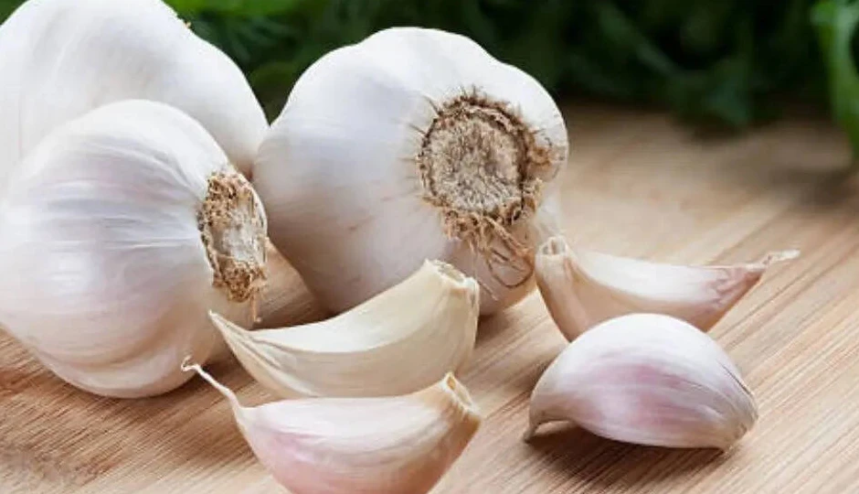रोजाना 2 कच्ची लहसुन की कलियां चबाएं, ब्लड प्रेशर रहेगा कंट्रोल में और शरीर को मिलेंगे कई फायदे