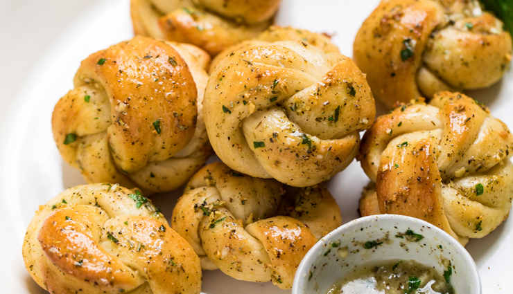 homemade easy garlic knots,garlic knots,garlic knots recipe,home made garlic knots recipe,mates and me,relationship tips