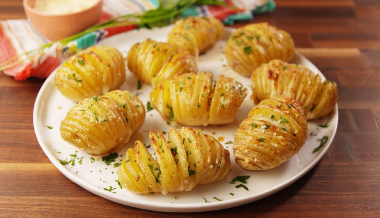 मानसून के इन दिनों में चटपटे स्नैक्स के तौर पर लें गार्लिक पोटैटो का स्वाद #Recipe