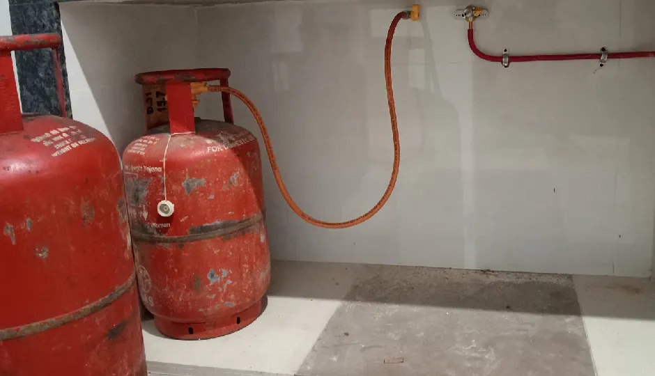 LPG सिलेंडर में कितनी गैस बाकी है? इन आसान ट्रिक्स से मिनटों में लगाएं पता