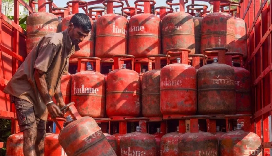 मिडिल ईस्ट तनाव के बीच LPG को लेकर बड़ा फैसला, सरकार ने सिलेंडर बुकिंग का समय बढ़ाया