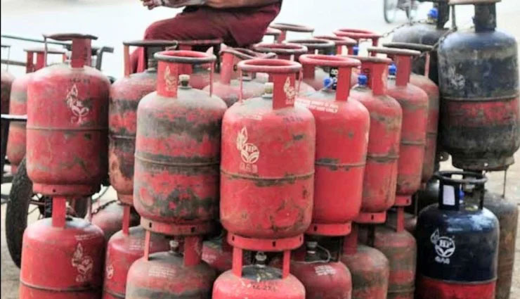 फरवरी में दूसरी बार बढ़े LPG सिलेंडर के दाम, अब चुकानी होगी इतनी कीमत
