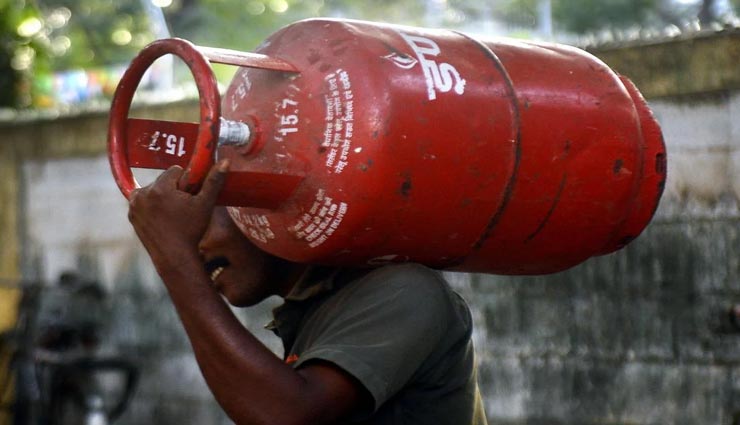 आमजन पर फिर पड़ी महंगाई की मार, 15 दिन के अंदर दूसरी बार बढ़े गैस सिलेंडर के दाम, घरेलू 25 तो कॉमर्शियल 75 रुपए महंगा
