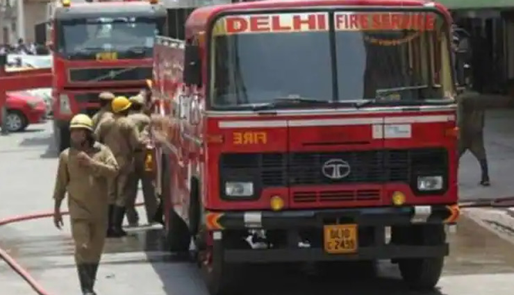 दिल्ली : नांगलोई में गैस सिलेंडर फटने से लगी आग, 4 लोग झुलसे