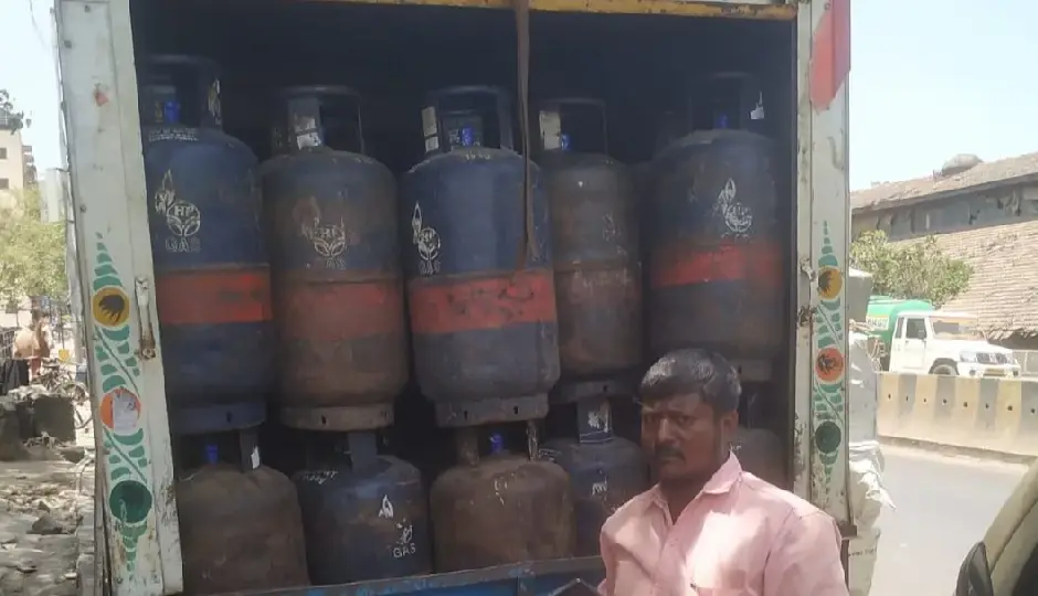 मुंबई में बड़ी कार्रवाई: अवैध रूप से भंडारित 451 LPG सिलेंडर जब्त, 8 वाहन भी कब्जे में, कीमत 40.61 लाख रुपये