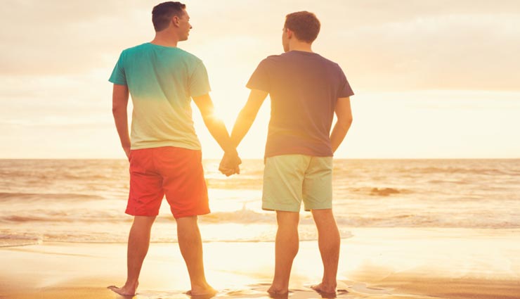 आईफोन ने बना दिया शख्स को गे! एप्पल कंपनी पर दायर हुआ 11 लाख का मुकदमा