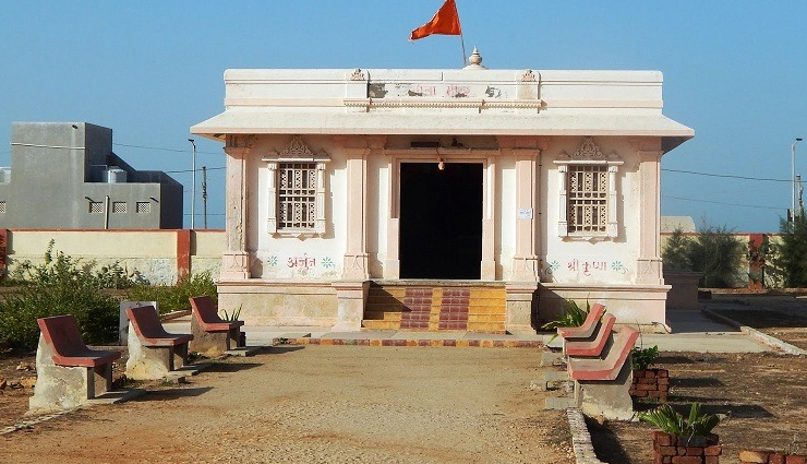द्वारका का आकर्षण बनते हैं ये मंदिर, हजारों की संख्या में दर्शन करने पहुंचते हैं पर्यटक dwarka gujarat,famous temples in dwarka,temples in dwarka gujarat,dwarkadhish temple,nageshwar jyotirlinga temple,rukmini devi temple,bet dwarka,dwarka tourism,religious places in dwarka,dwarka sightseeing,dwarka temple tour,gujarat temple tour,holy places in gujarat